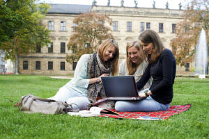 FAU: Studentinnen im Schlossgarten