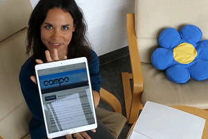 Student mit Tablet in der Hand