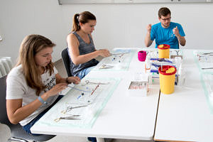 Im Simulationskrankenhaus SimPatiK üben Studierende das Nähen von Wunden.