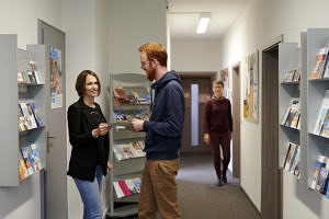 zwei Personen unterhalten sich im Flur