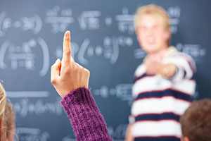 Lehrsituation mit Tafel im Hintergrund